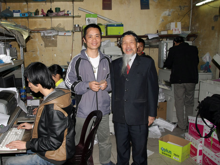 Bệnh nhân Thái và thầy Đào Kim Long, ảnh chụp 8/3/2011